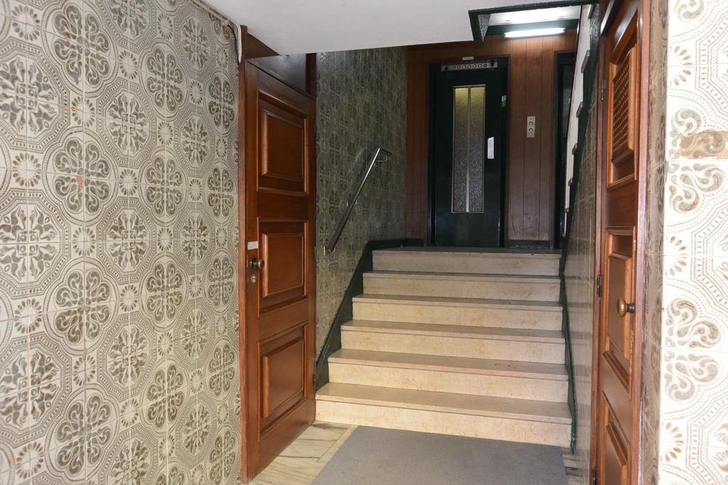 Julio Dinis Flat, By Flat In Appartement